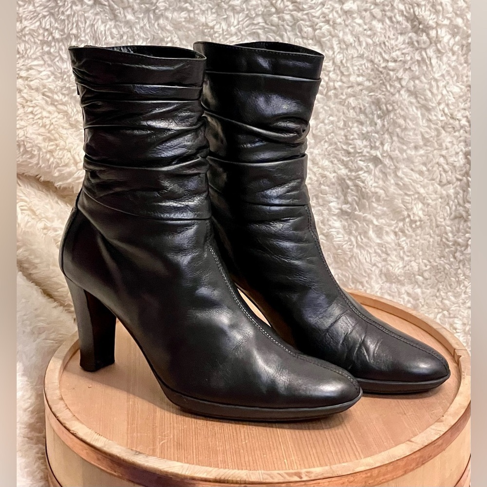 EUC Aquatalia Black Leather Zipper Ankle Block Heel Ruched Boots Size 7.5-8
